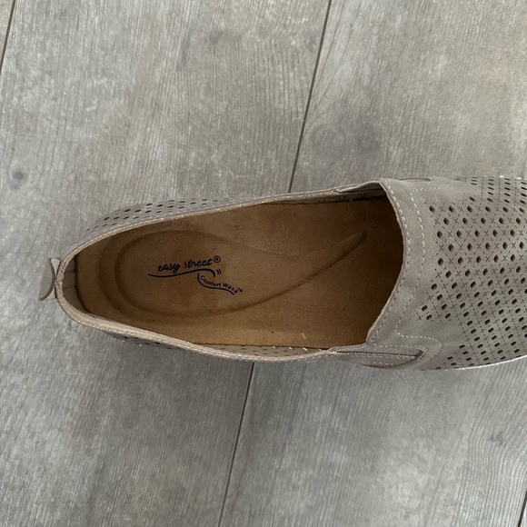 New Easy Street Women's Fresh Slip-On Sneaker Natural size 9 - Picture 9 of 16